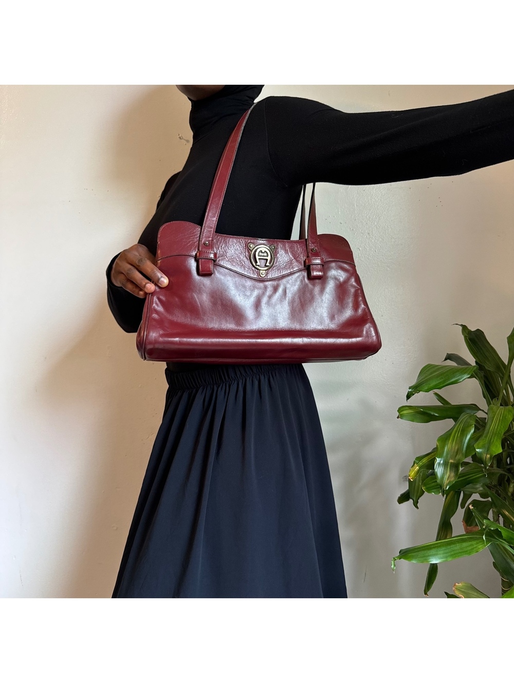70s Etienne Aigner Oxblood Red Leather Kiss Lock Shoulder Bag - Picture 4 of 9